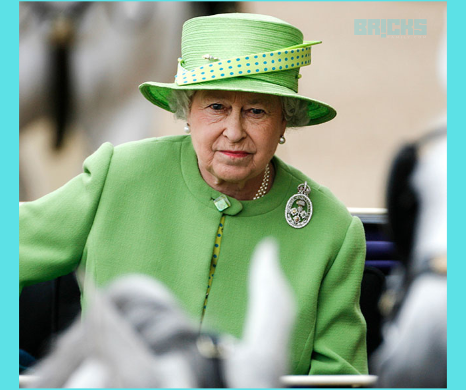 Queen Elizabeth travelling by carriage
