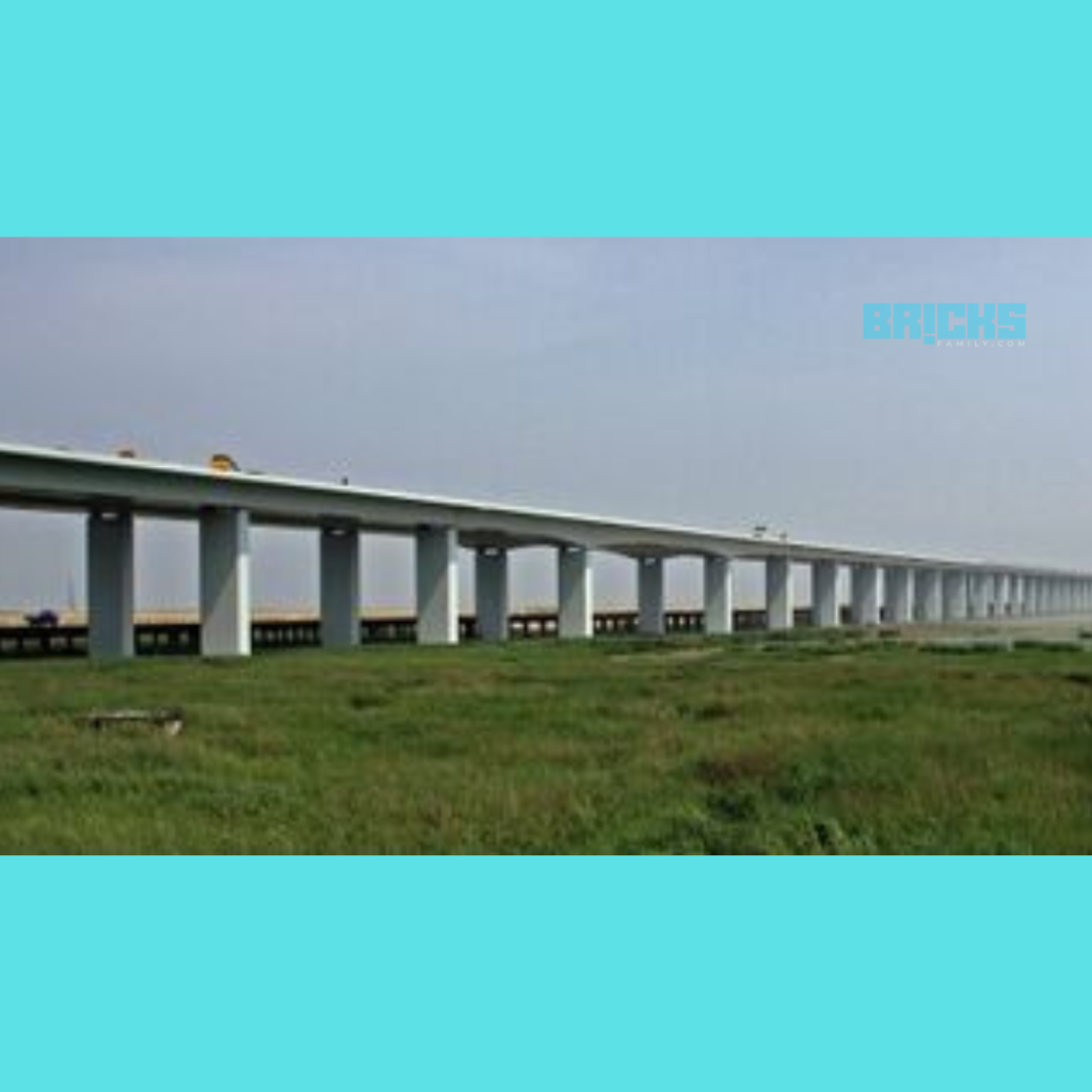 G15 Hangzhou Bay Bridge is a 6-lane on Shenyang-Haikou Expressway