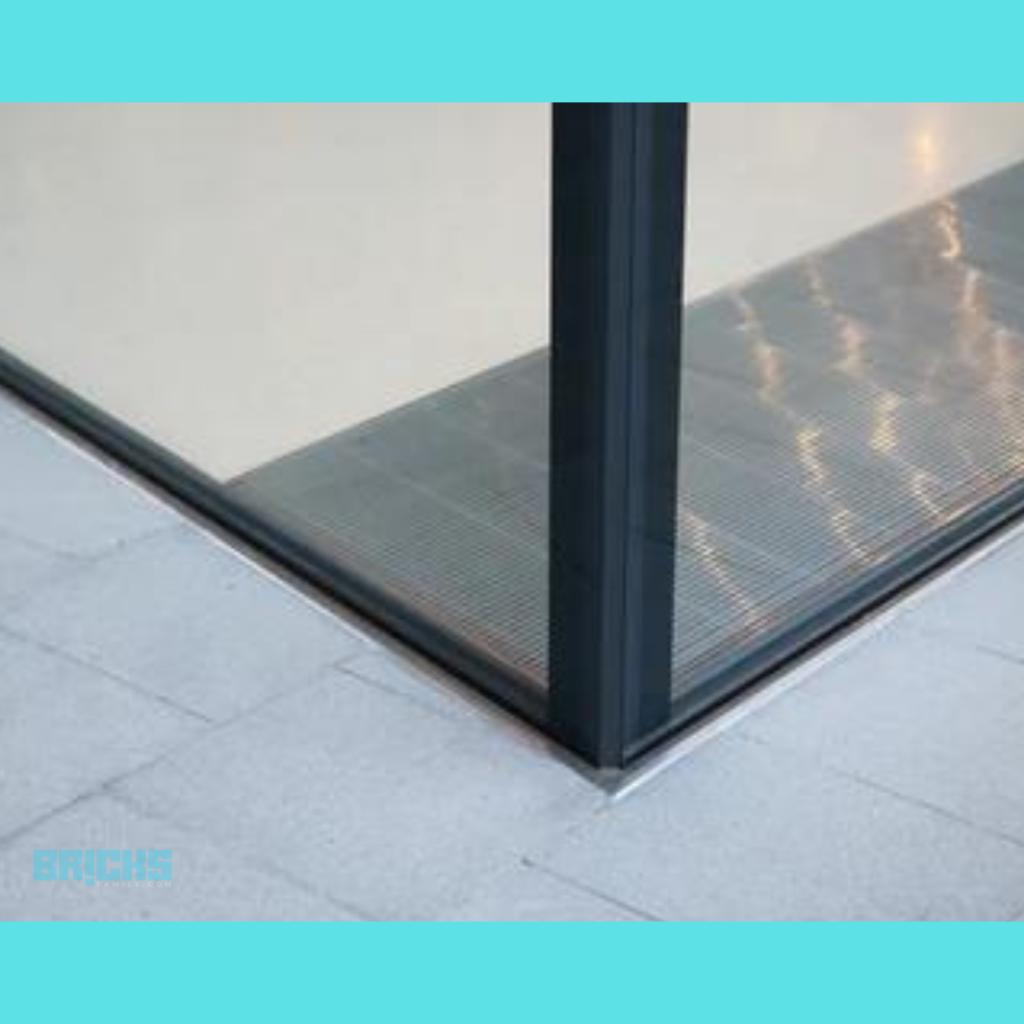 Insulating glass wall on tiles flooring